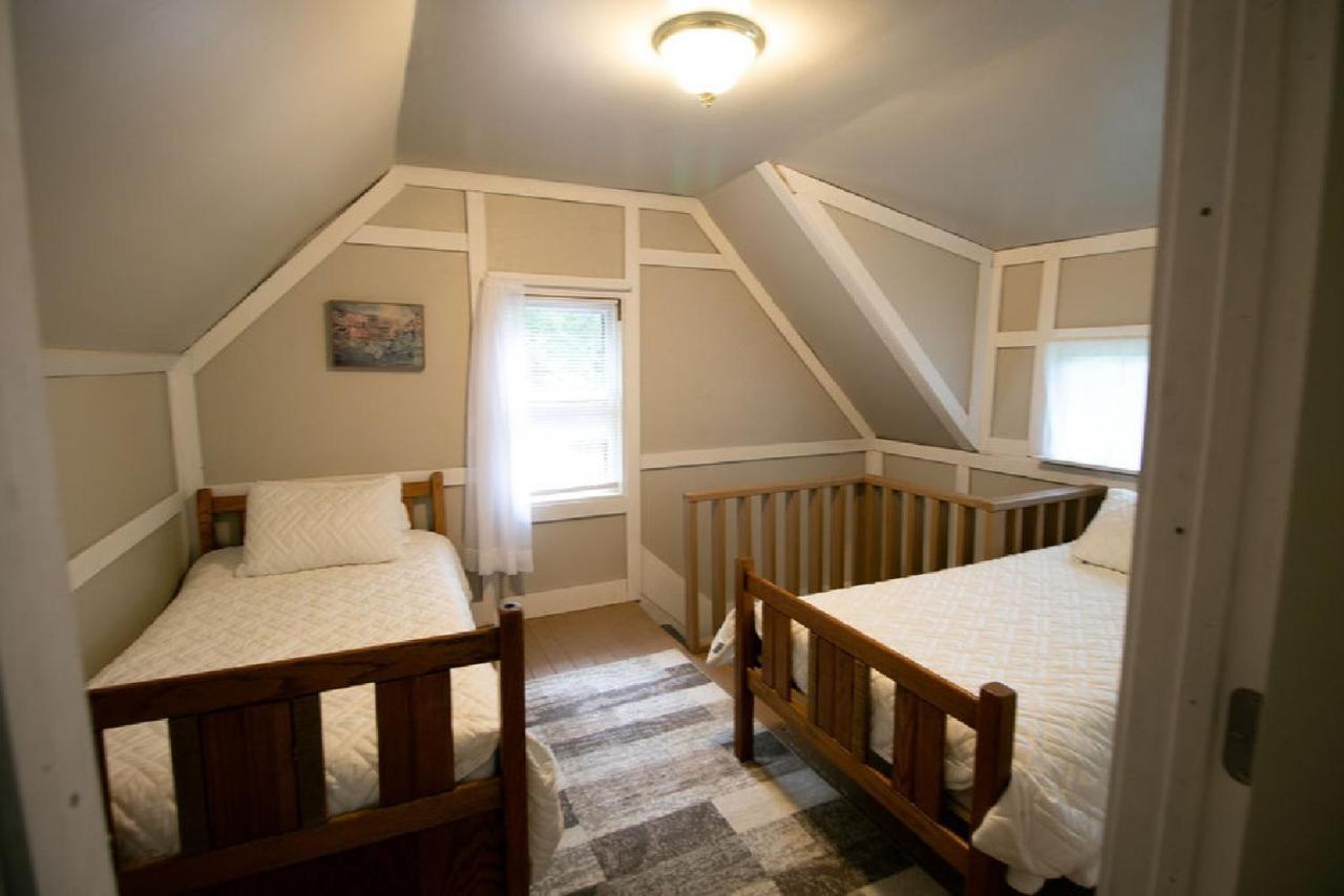 Downtown 2 Bedroom Cottage, Sleeps 6, Walking Distance To Honeywell, Downtown Restaurants, Shopping Wabash Exterior photo